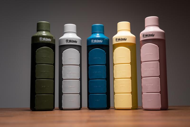yos bottle in legergroen, grijs, blauw, geel en roze met logo twin-travel op de bovenrand