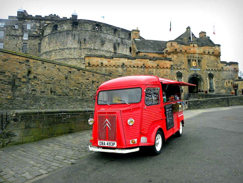 Edinburgh-castle-met-rode-truck