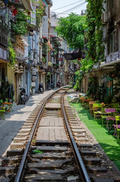 train street in hanoi vietnam met terrasjes naast het spoor.