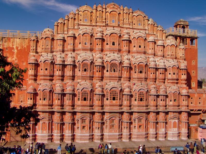 De rode hawa Mahal met vele ramen in Jaipur.