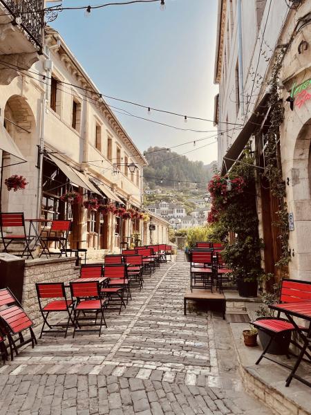 terrasjes langs en straat in Albanie