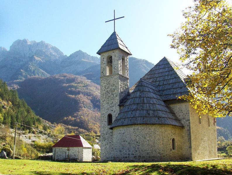 wit stenen kerkje met kruis in Albanie