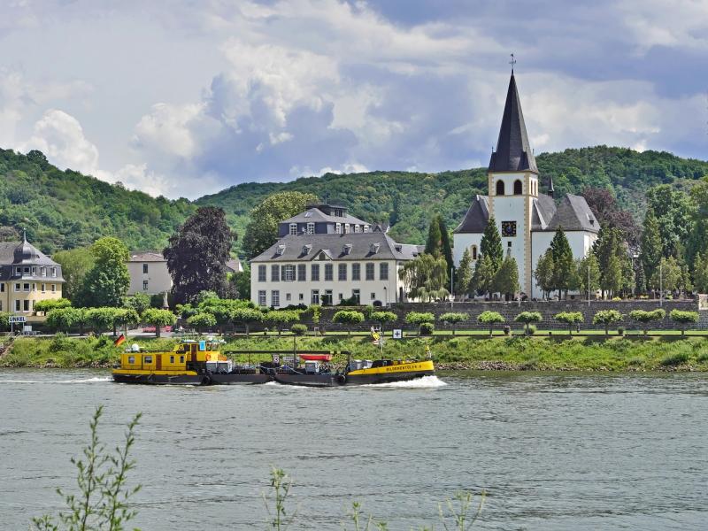 Blik over de Rijn met kerk op de oever