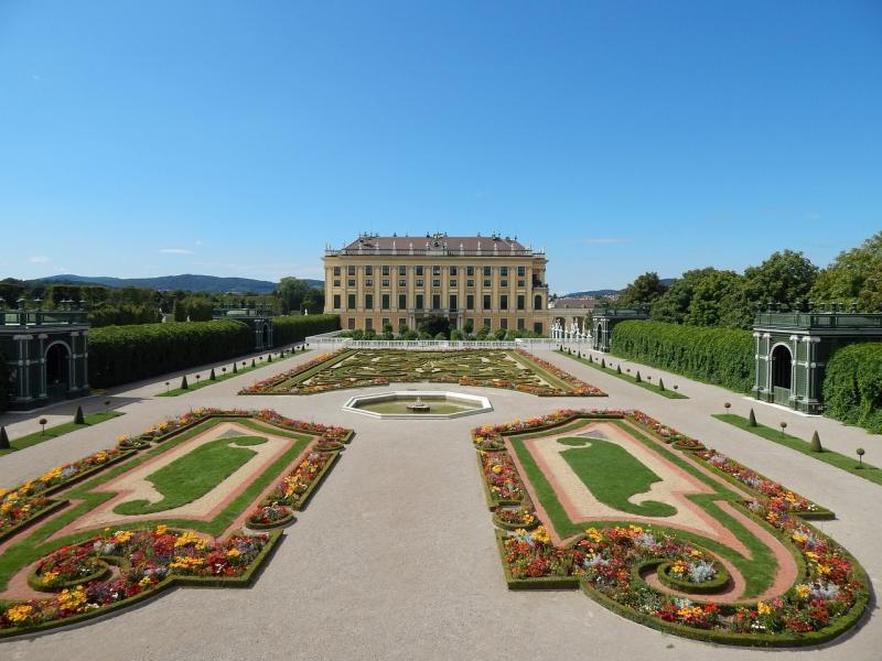 Schloss Schonbrunn met de prachtige tuinen.